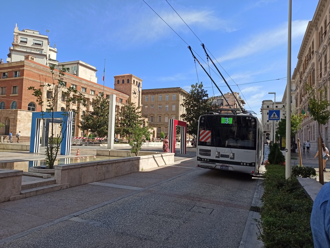Obus Nr. 819 vom polnischen Typ Solaris Trollino 12 auf der Piazza Guiseppe Verdi